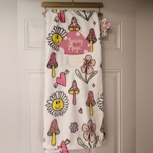 NWT Adorable 🍄 Mushroom with 💐 flowers soft Blanket !